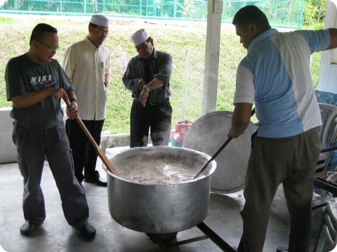 gotong-royong-masak-bubur-lambuk